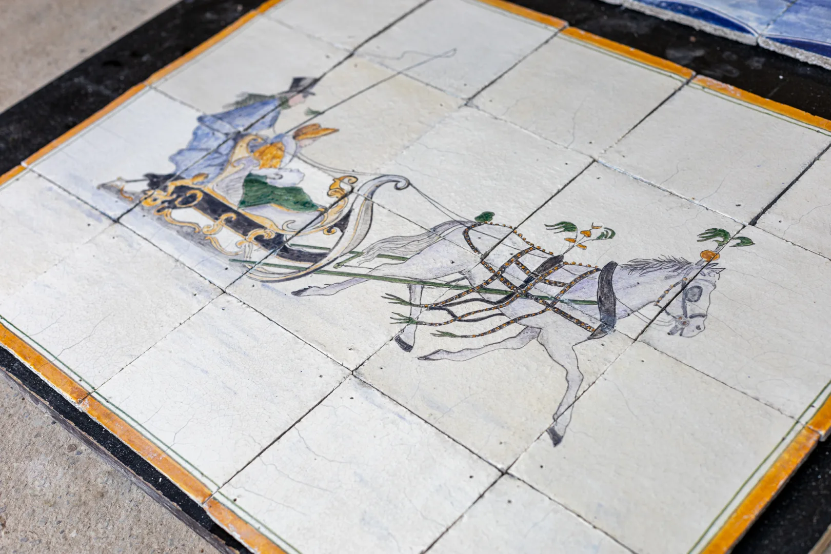 Antiek handgeschilderd tegeltableau met bakpuntjes 13x13 paard en wagen schildering